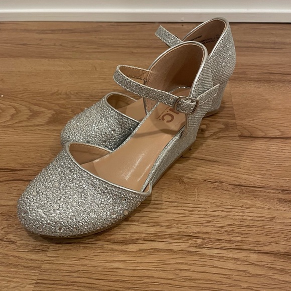 Girls INC Silver Shoes - Picture 2 of 4